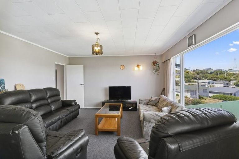 Photo of property in 23 Griffiths Grove, Newlands, Wellington, 6037