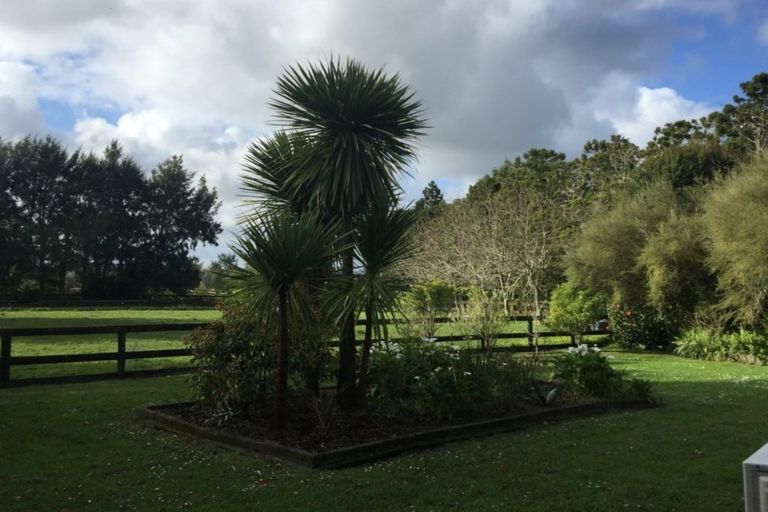 Photo of property in 293 Boord Crescent, Kumeu, 0891