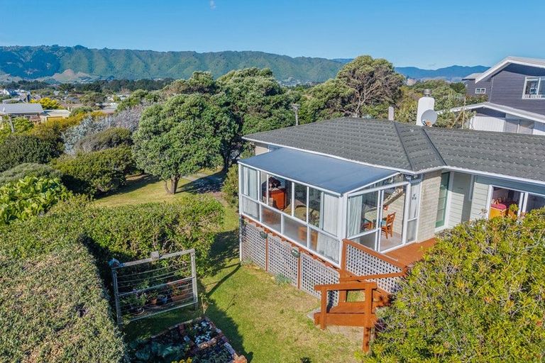 Photo of property in 49 William Street, Waikanae Beach, Waikanae, 5036