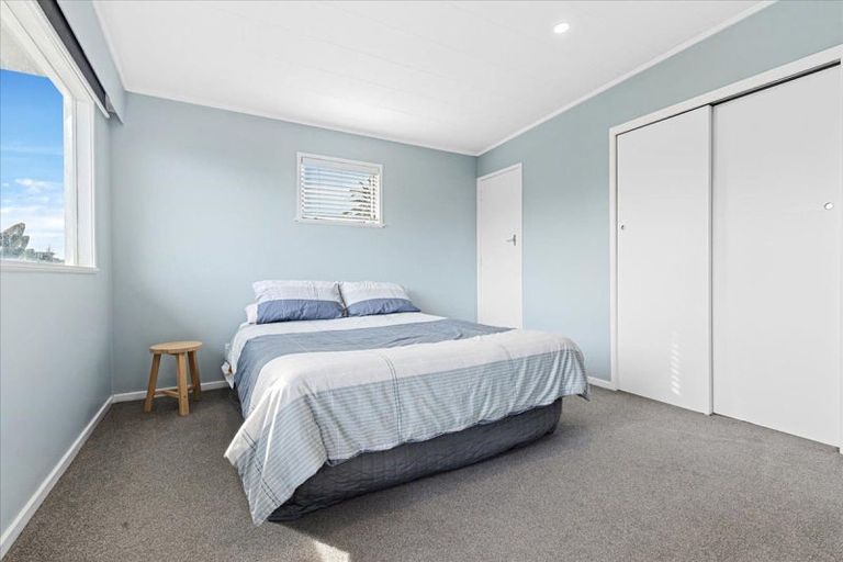 Photo of property in 12 Takarei Terrace, Mokau, 4376