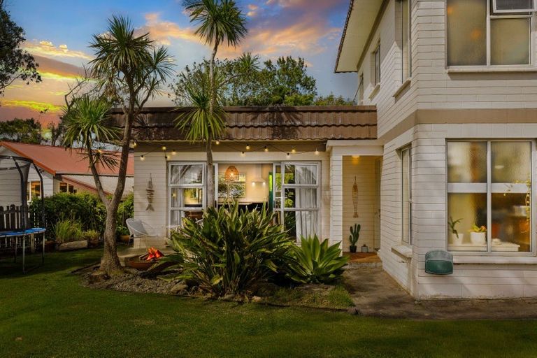 Photo of property in 47 Red Beach Road, Red Beach, 0932