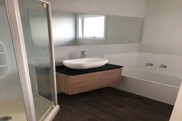 Photo of property in 44 Gossamer Drive, Pakuranga Heights, Auckland, 2010