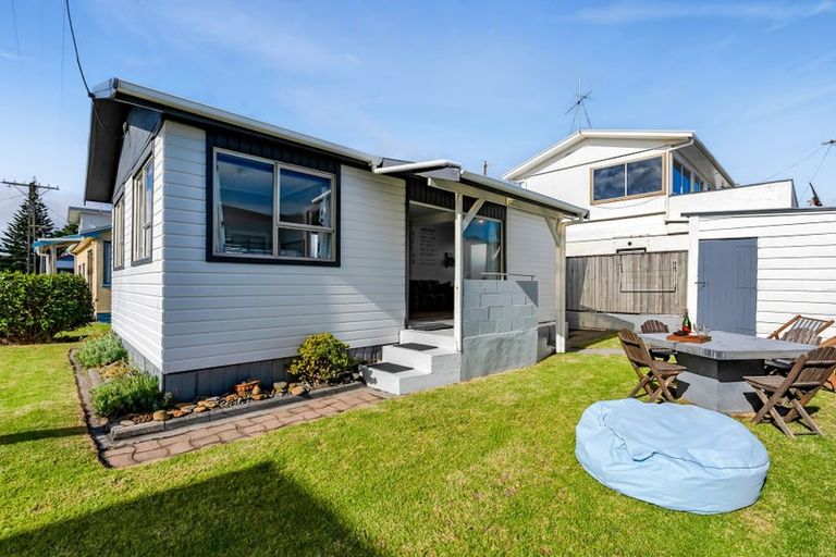 Photo of property in 18 Third Avenue, Urenui, 4377