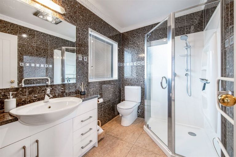 Photo of property in 34 Sapperton Drive, Henderson, Auckland, 0612