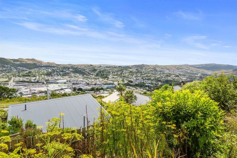 Photo of property in 32 Chapman Street, Newlands, Wellington, 6037