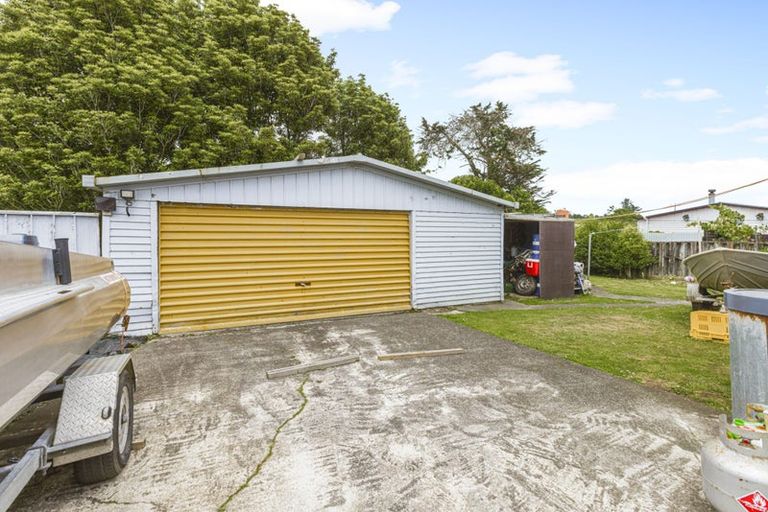 Photo of property in 17 Fernleigh Avenue, Waiuku, 2123