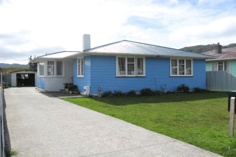 Photo of property in 33 Hinau Grove, Wainuiomata, Lower Hutt, 5014