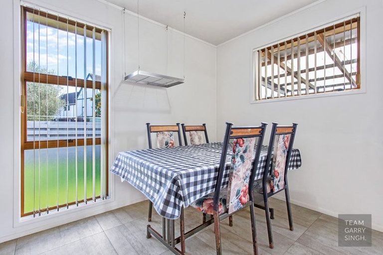 Photo of property in 2/41 Challen Close, Conifer Grove, Takanini, 2112