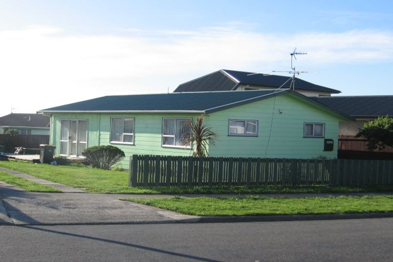 Photo of property in 122 Pikarere Street, Titahi Bay, Porirua, 5022