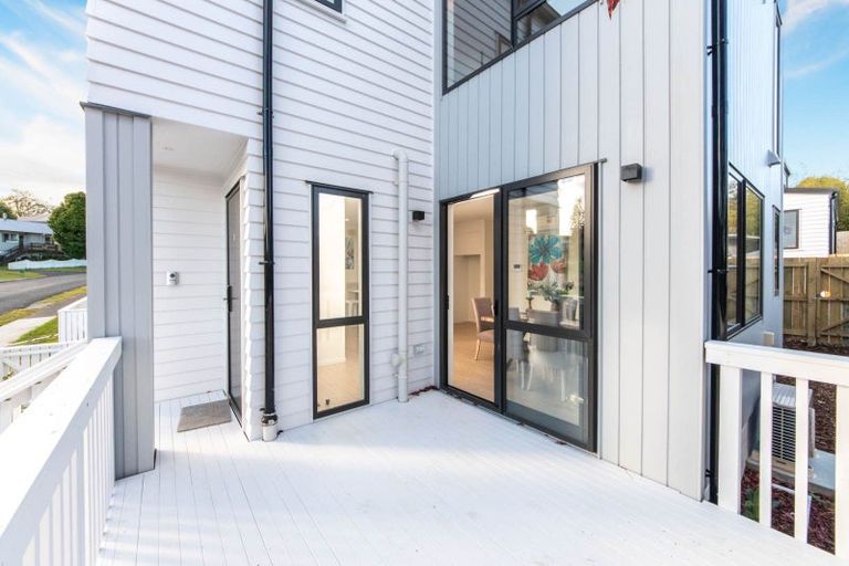 Photo of property in 7a Buisson Glade, West Harbour, Auckland, 0618