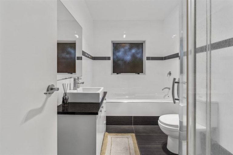 Photo of property in 2 Stamford Crescent, Flat Bush, Auckland, 2019