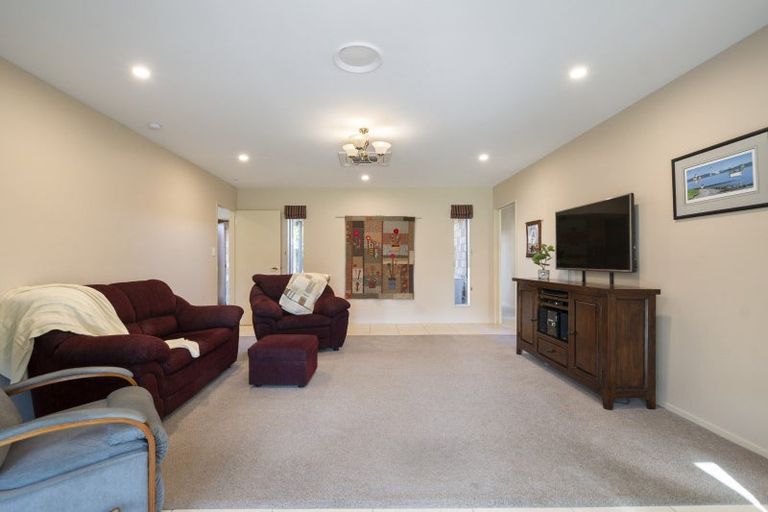 Photo of property in 98 Polson Hill Drive, Aokautere, Palmerston North, 4471