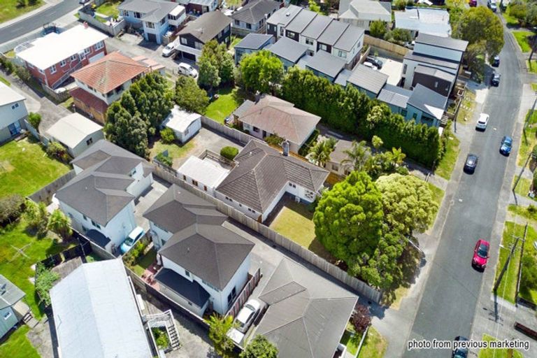 Photo of property in 16 Coniston Avenue, Te Atatu South, Auckland, 0610