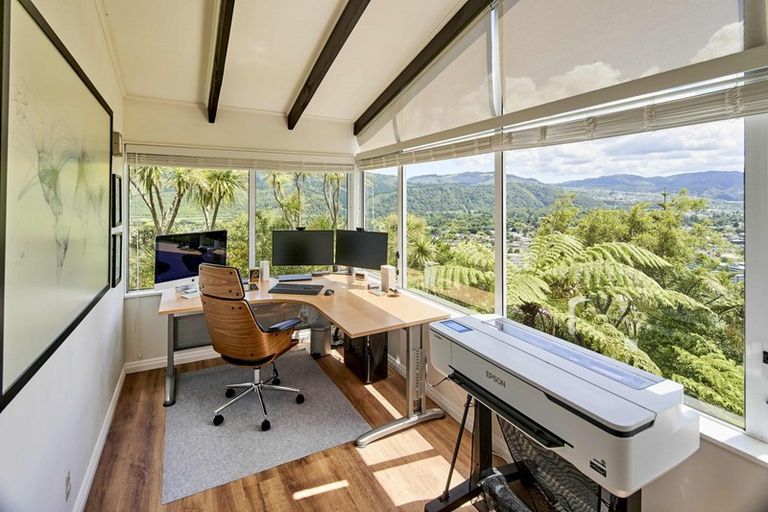 Photo of property in 16 Raynham Way, Silverstream, Upper Hutt, 5019