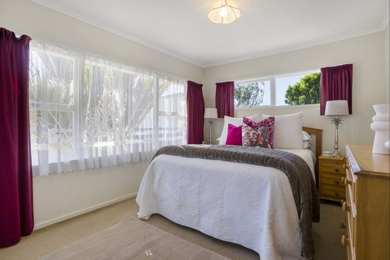 Photo of property in 6 Regal Place, Forrest Hill, Auckland, 0620