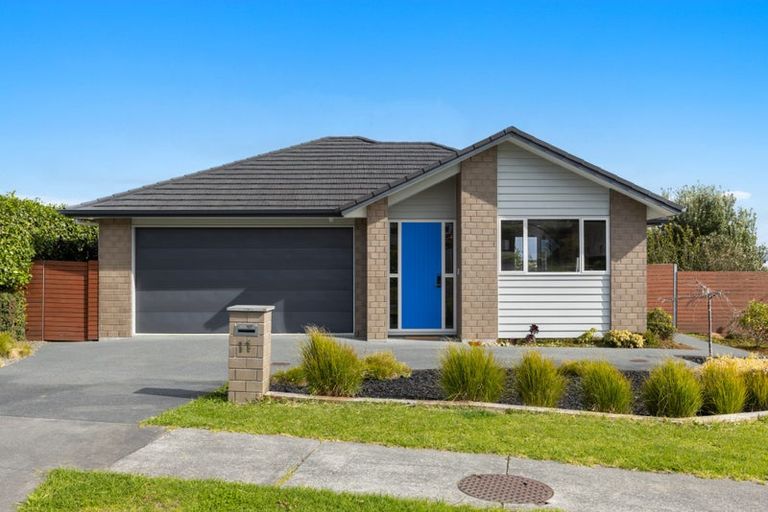 Photo of property in 11 Ian Gordon Lane, Orewa, 0931