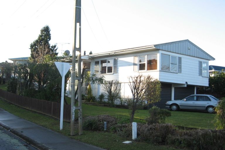 Photo of property in 1 Brouder Place, Hillpark, Auckland, 2102