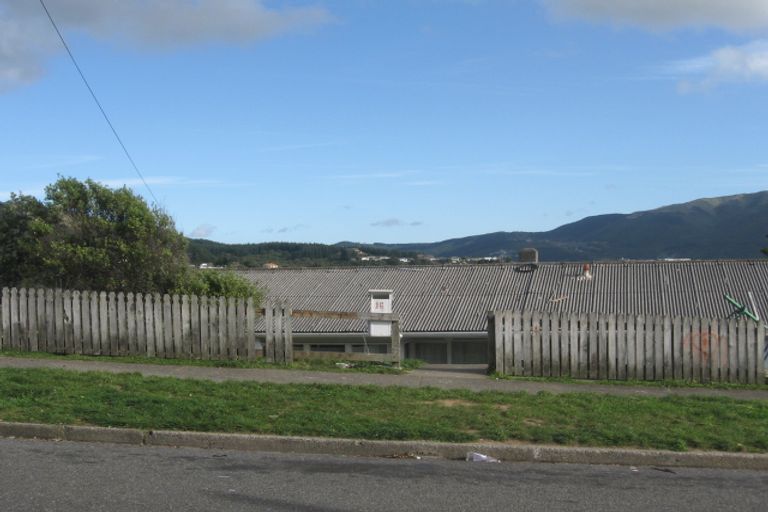 Photo of property in 16 Wiltshire Place, Cannons Creek, Porirua, 5024