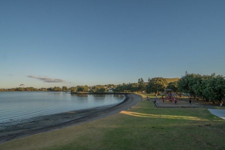 Photo of property in 16 Kiwi Esplanade, Mangere Bridge, Auckland, 2022