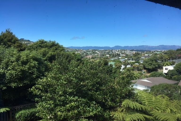 Photo of property in 64 Homewood Crescent, Karori, Wellington, 6012