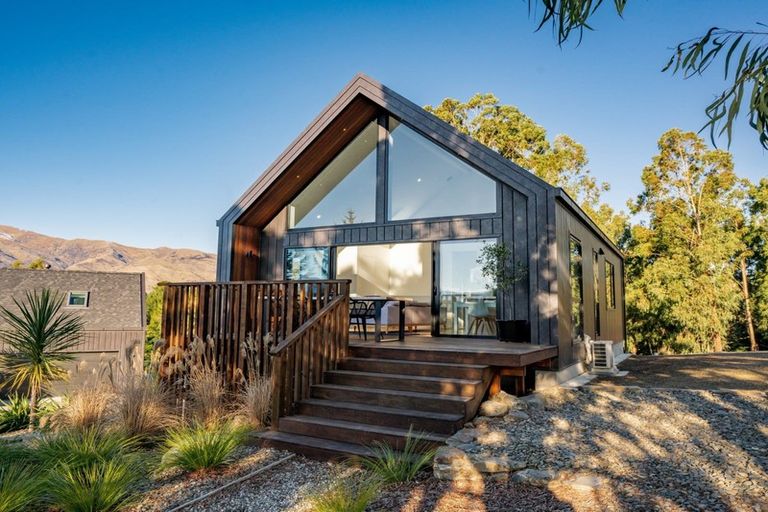 Photo of property in 3 Maude View Road, Hawea Flat, Wanaka, 9382