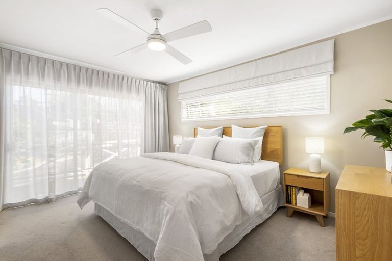 Photo of property in 26 Holdaway Avenue, Northcote, Auckland, 0627