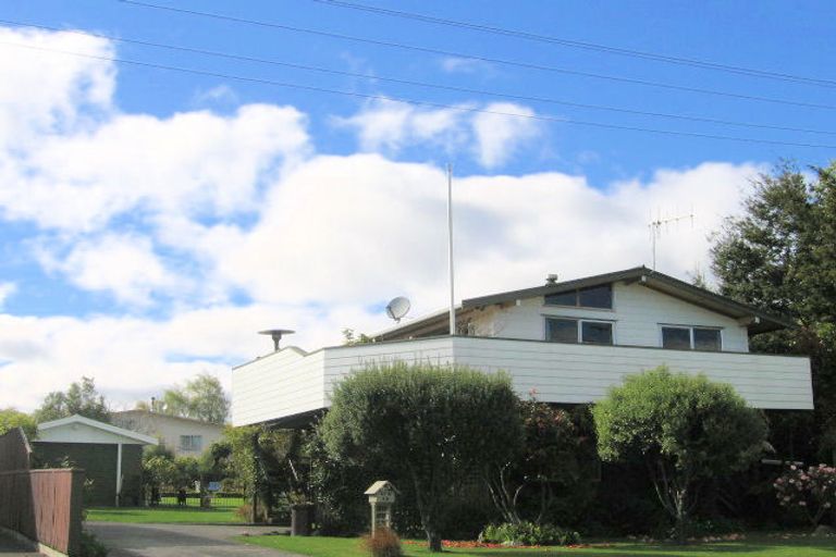 Photo of property in 10 Gradwell Place, Two Mile Bay, Taupo, 3330