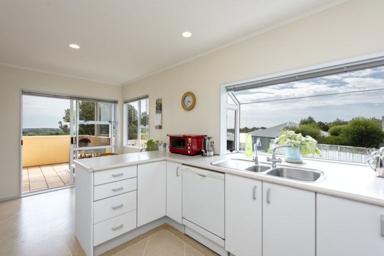 Photo of property in 58 Kakariki Grove, Waikanae, 5036