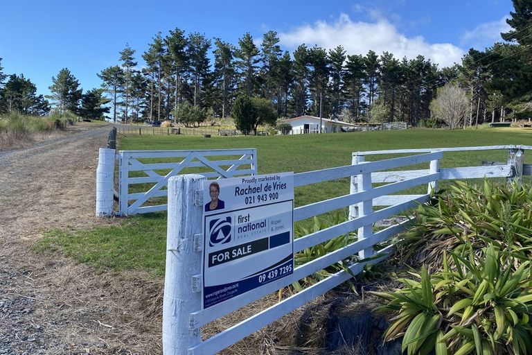 Photo of property in 15 Ngatawhiti Road, Te Kopuru, 0391