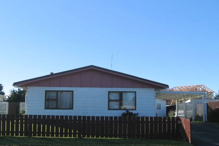 Photo of property in 61 Norfolk Crescent, Otaki Beach, Otaki, 5512