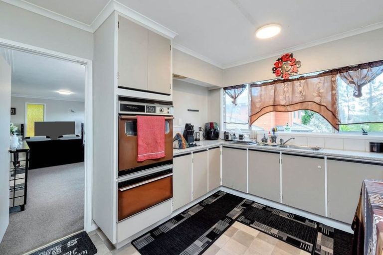 Photo of property in 2/4202a Great North Road, Glendene, Auckland, 0602