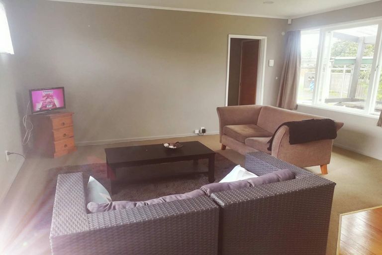 Photo of property in 13 Blanes Road, Weymouth, Auckland, 2103