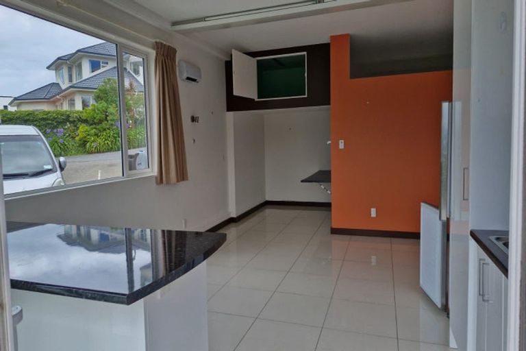 Photo of property in 41a Tamworth Crescent, Newlands, Wellington, 6037