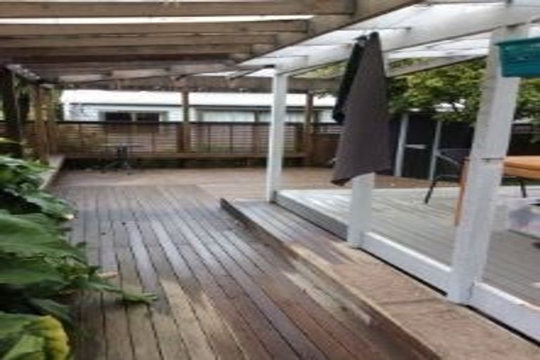 Photo of property in 11 Knox Road, Swanson, Auckland, 0612