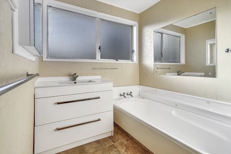 Photo of property in 26 Ellice Road, Totara Vale, Auckland, 0629