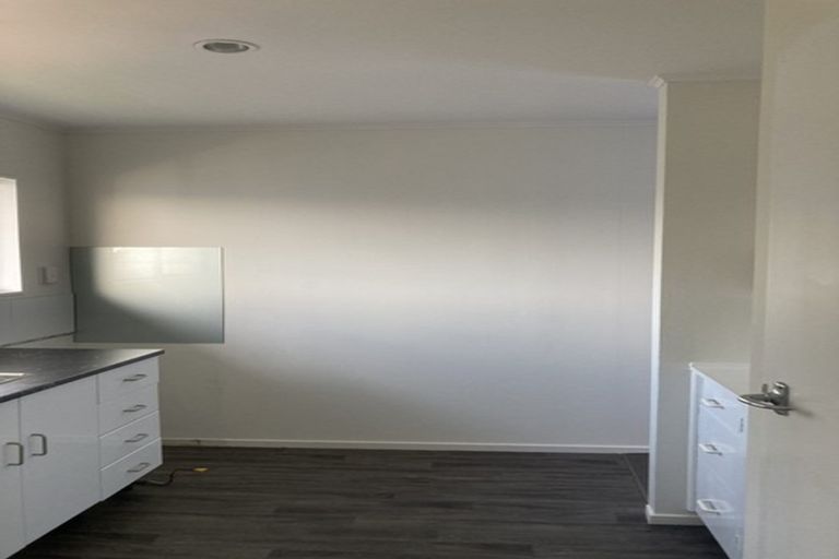 Photo of property in 2/105 Apu Crescent, Lyall Bay, Wellington, 6022