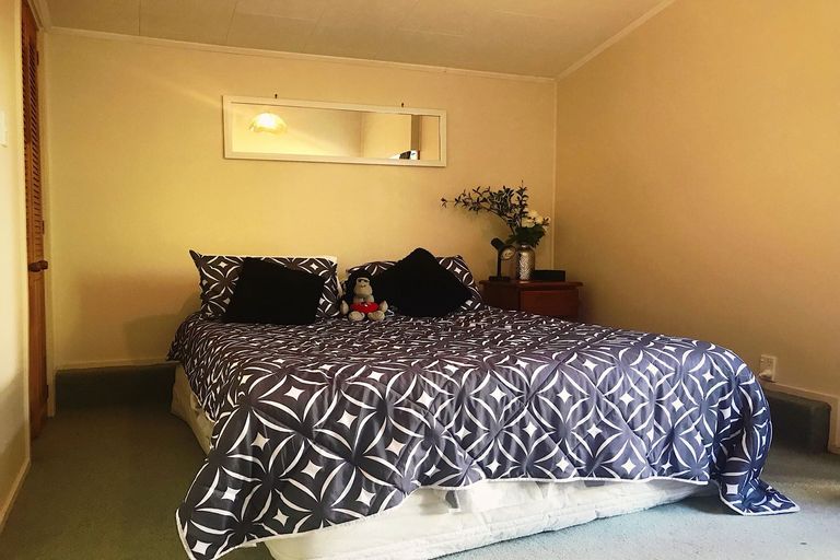 Photo of property in 13 Blanes Road, Weymouth, Auckland, 2103