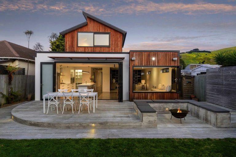 Photo of property in 14 Hardwicke Street, Sumner, Christchurch, 8081