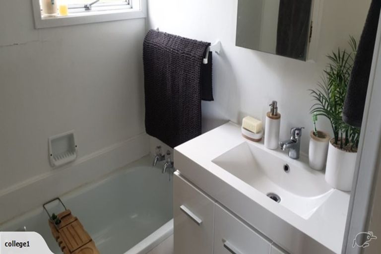 Photo of property in 31 Waimumu Road, Massey, Auckland, 0614