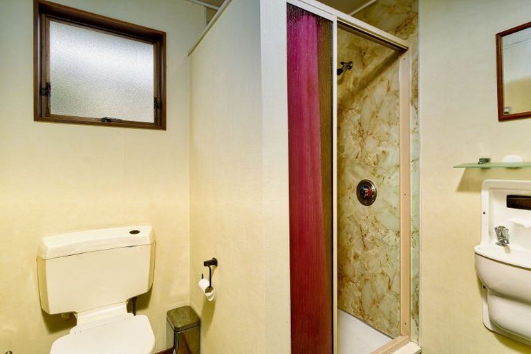 Photo of property in 11 Deakin Place, Clive, 4102