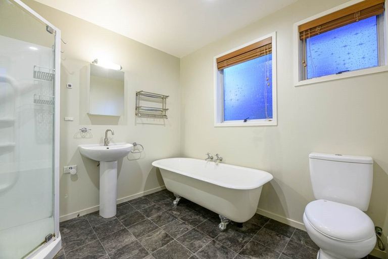 Photo of property in 28 Staincross Street, Green Bay, Auckland, 0604