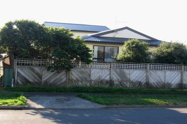 Photo of property in 120 Pikarere Street, Titahi Bay, Porirua, 5022