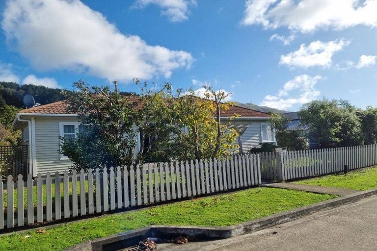 Photo of property in 39 Beauchamp Street, Tawa, Wellington, 5028
