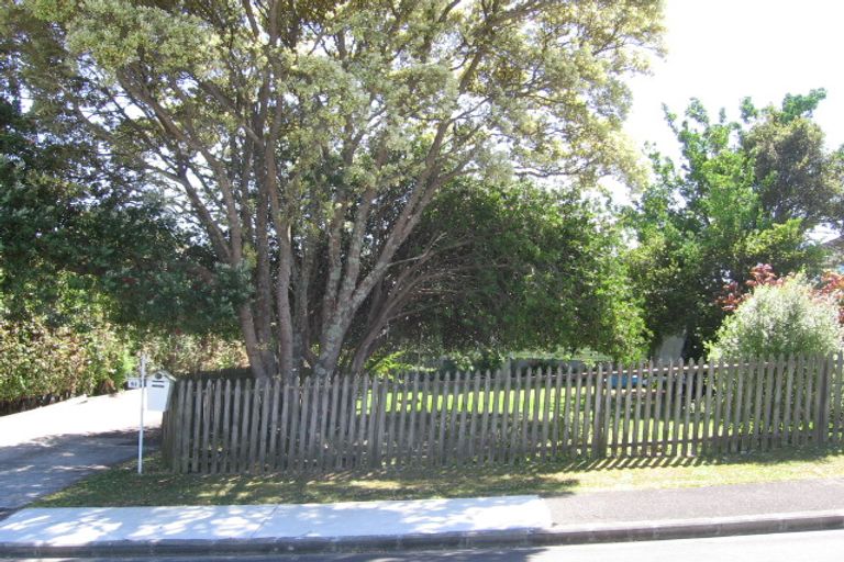 Photo of property in 2/4 Winifred Avenue, Bayview, Auckland, 0629