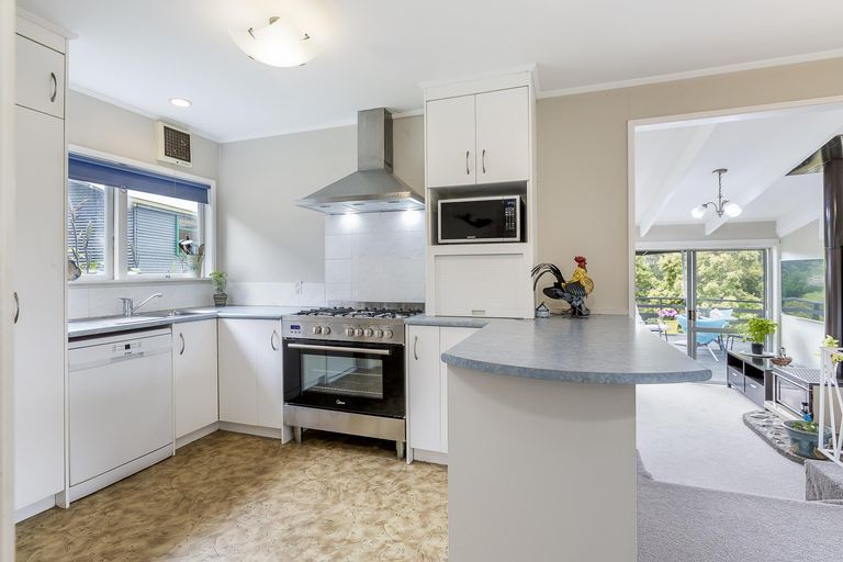 Photo of property in 22 Harrybrook Road, Green Bay, Auckland, 0604