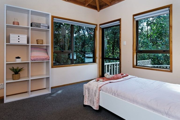 Photo of property in 15 Pendrell Road, Piha, New Lynn, 0772