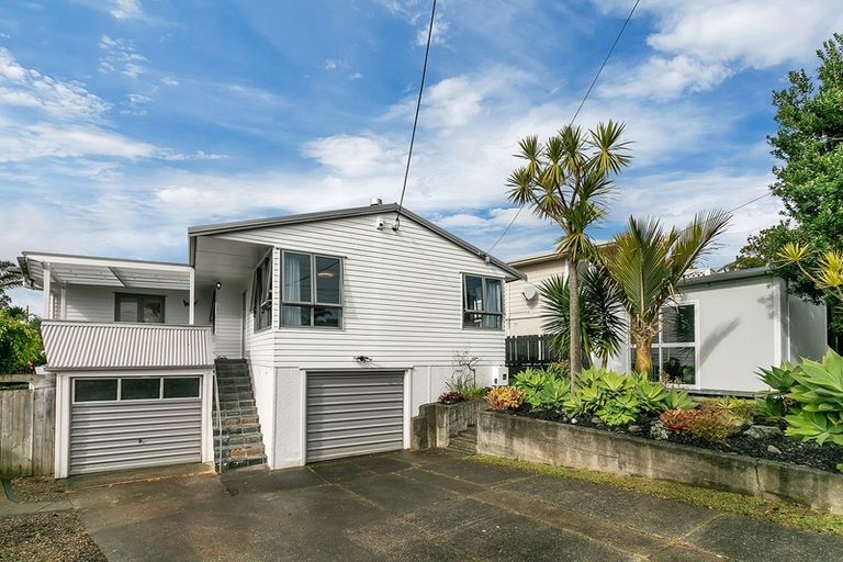 Photo of property in 11 James Street, Glenfield, Auckland, 0629