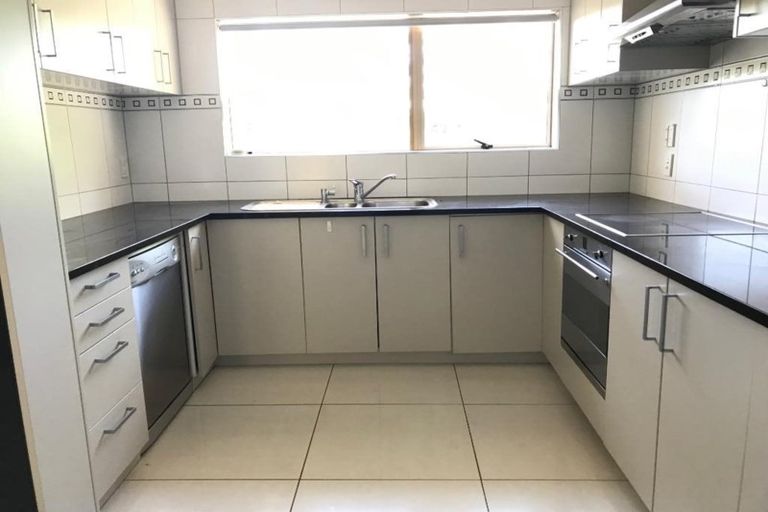 Photo of property in 25a Ravenwood Drive, Forrest Hill, Auckland, 0620