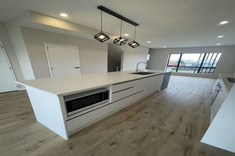 Photo of property in 2/58 Te Atatu Road, Te Atatu South, Auckland, 0610