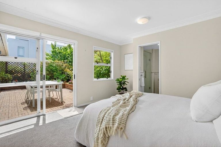 Photo of property in 15 Frieston Road, Milford, Auckland, 0620